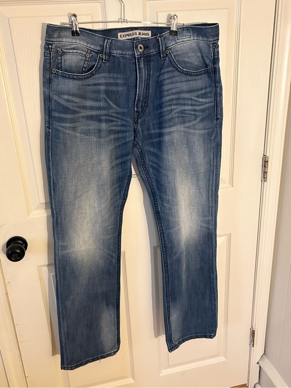 Express Kingston Classic Fit Straight Leg Jeans Men’s 36 X 32 Medium Wash
